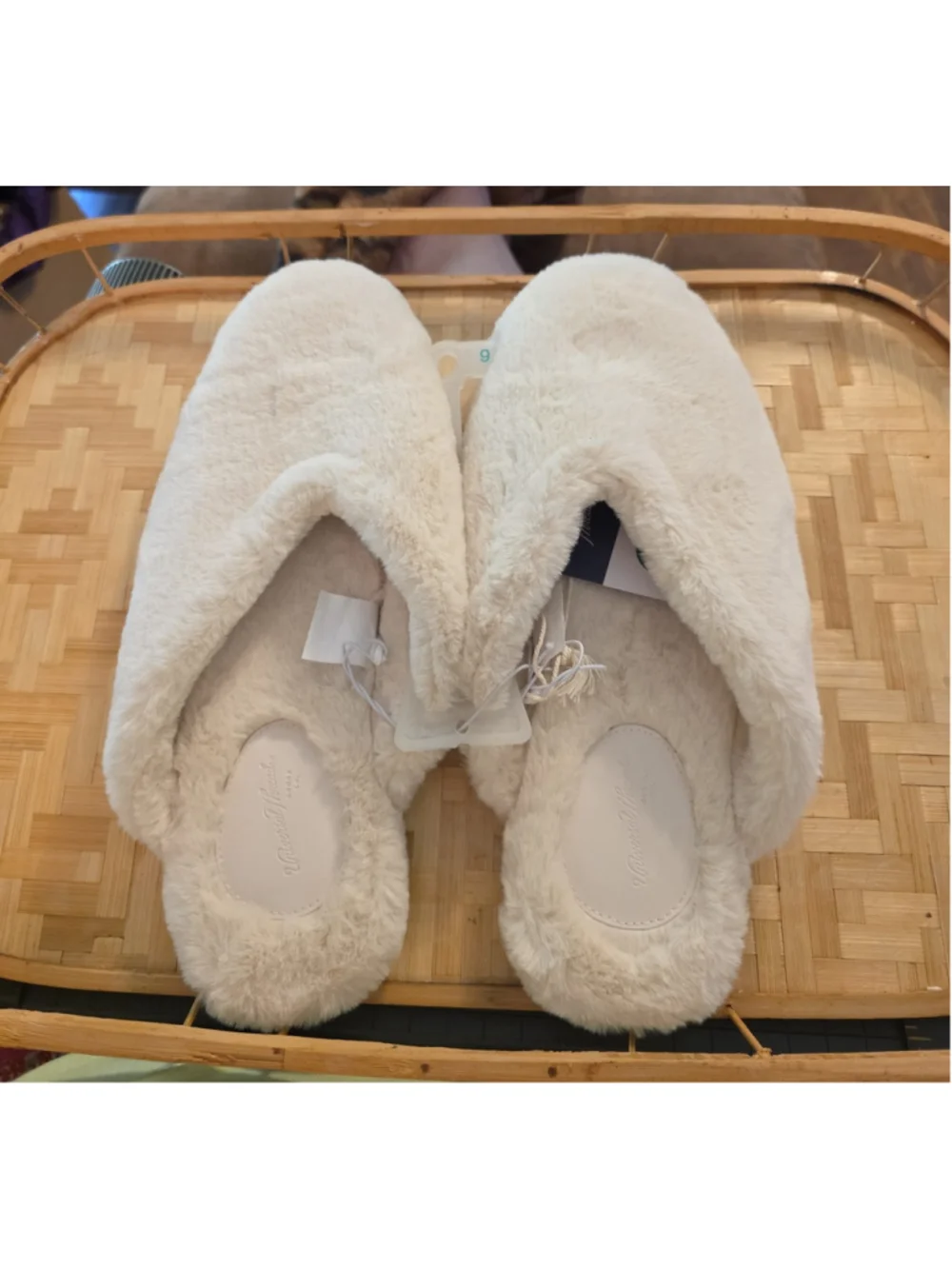 Universal Thread Women's Cream Fuzzy Slip-On Closed Toe Slippers Size 9 - Picture 1 of 10